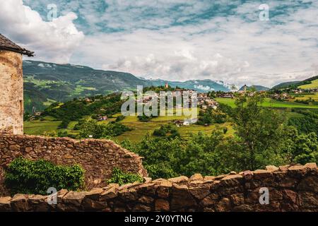 Vista panoramica dal Castello di Prösels del paese di Fiè allo Sciliar (Völs am Schlern) nelle Dolomiti in alto Adige. Foto Stock