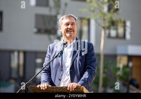 Monaco, Germania. 4 settembre 2024. Il 4 settembre 2024, il ministro Markus Soeder ( CSU ) dà il benvenuto ai primi inquilini della cosiddetta Beamtencity di Monaco di Baviera, in Germania, nel distretto meridionale di Oberwiesenfeld. Qui vivono agenti di polizia, personale ospedaliero, educatori e altri dipendenti dello Stato libero di Baviera. (Foto di Alexander Pohl/Sipa USA) credito: SIPA USA/Alamy Live News Foto Stock