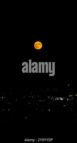 Incredibile primo piano della superficie lunare, con crateri e texture dettagliate. Ideale per progetti a tema astronomico, scientifico e naturalistico. Perfetto f Foto Stock