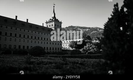 Splendida foto di El Escorial a Madrid, che mostra la sua grandiosa architettura e il suo significato storico. Perfetto per viaggi, storia e cultura Foto Stock