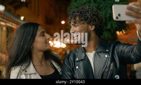 Indiano Arabo coppia amore ragazzo ragazza donna uomo amici fidanzato fidanzato notte città città città conversazione cellulare webcam registrazione di videochiamata Foto Stock