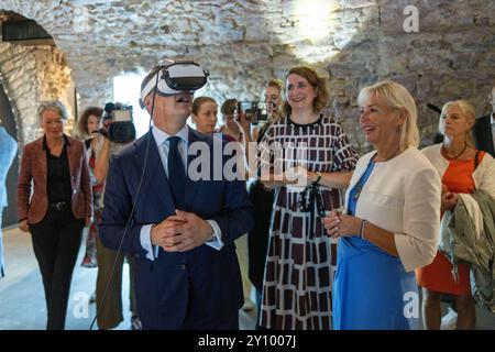 4 settembre 2024, Assia, Francoforte/M.: Boris Rhein (l), Ministro Presidente dell'Assia, guarda attraverso occhiali VR 3D la ripresa spaziale digitalizzata della Judengasse di Francoforte. Insieme al ministro del digitale Kristina Sinemus (r), presenta al dottor Mirjam Wenzel (m), direttore del Museo Ebraico di Francoforte, una decisione di finanziamento di 1,3 milioni di euro per il progetto "Immersive Jewish Frankfurt" - un viaggio digitale nel tempo nella Judengasse di Francoforte. Foto: Helmut Fricke/dpa Foto Stock