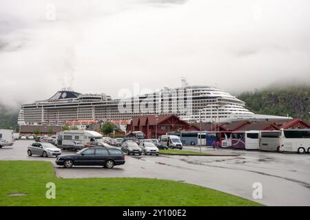 FLAM, NORVEGIA - 12 AGOSTO 2016: Nave da crociera MSC splendida nel fiordo in Norvegia con condizioni meteorologiche eccessive Foto Stock