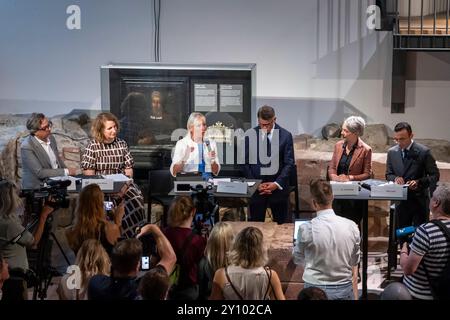 4 settembre 2024, Assia, Francoforte: Boris Rhein (CDU, 3° da destra), Ministro Presidente dell'Assia, e Ministro digitale dell'Assia Kristina Sinemus (CDU, 3° da sinistra) partecipano alla conferenza stampa per consegnare una decisione di finanziamento del valore di 1,3 milioni di euro per il progetto "Immersive Jewish Frankfurt". Sono presenti anche il sindaco Mike Josef (r), il capo degli affari culturali Ina Hartwig (2° da destra), il direttore del museo Mirjam Wenzel (2° da sinistra) e Marc Grünbaum (l), presidente della comunità ebraica. La tecnologia digitale deve essere utilizzata per portare i dintorni storici della Judengasse Foto Stock