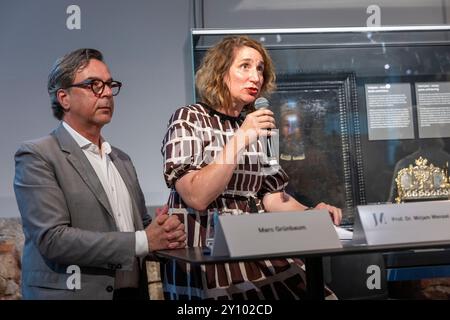 4 settembre 2024, Assia, Francoforte/M.: Il direttore del museo Mirjam Wenzel (r) e Marc Grünbaum (l), presidente della Comunità ebraica, partecipano alla conferenza stampa per consegnare una sovvenzione di 1,3 milioni di euro per il progetto "Immersive Jewish Frankfurt". La tecnologia digitale deve essere utilizzata per riportare in vita i dintorni storici della Judengasse di Francoforte nel museo. Foto: Helmut Fricke/dpa Foto Stock