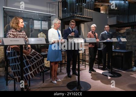 4 settembre 2024, Assia, Francoforte: Boris Rhein (CDU, 3° da destra), Ministro Presidente dell'Assia, e Ministro digitale dell'Assia Kristina Sinemus (CDU, 2° da sinistra) partecipano alla conferenza stampa per consegnare una decisione di finanziamento del valore di 1,3 milioni di euro per il progetto "Immersive Jewish Frankfurt". Sono presenti anche il sindaco Mike Josef (r), il capo degli affari culturali Ina Hartwig (2° da destra), il direttore del museo Mirjam Wenzel (l). La tecnologia digitale deve essere utilizzata per riportare in vita i dintorni storici della Judengasse di Francoforte nel museo. Foto: Helmut Fricke/dpa Foto Stock