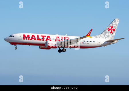 Moderno Boeing 737 MAX Airliner della compagnia aerea Malta Air atterra all'aeroporto di Gran Canaria, Gando. Foto Stock