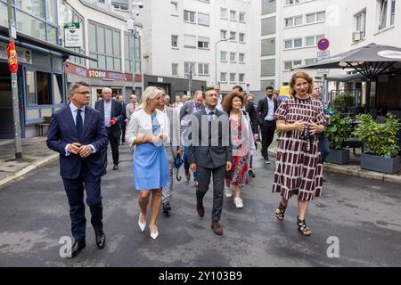 4 settembre 2024, Assia, Francoforte/M.: Boris Rhein (CDU, l), Ministro Presidente dell'Assia e Ministro digitale dell'Assia Kristina Sinemus (CDU, 2° da sinistra), attraversano l'ex Judengasse di Francoforte insieme a Mirjam Wenzel (r), Direttore del Museo Ebraico di Francoforte, e il sindaco Mike Josef (2° da destra) alla presentazione di una decisione di finanziamento del valore di 1,3 milioni di euro per il progetto 'immersivo ebraico' Francoforte. La tecnologia digitale deve essere utilizzata per riportare in vita i dintorni storici della Judengasse di Francoforte nel museo. Foto: Helmut Fricke/dpa Foto Stock