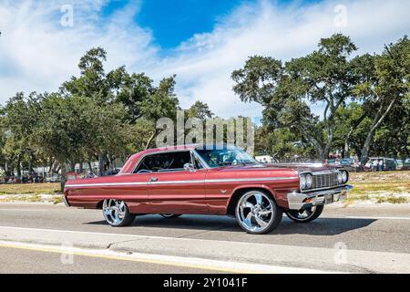 Gulfport, MS - 7 ottobre 2023: Vista laterale grandangolare di una Chevrolet Impala a 2 porte del 1964 in una mostra di auto locale. Foto Stock