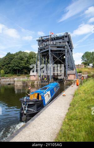 Il motoscafo del canale entra nell'impianto di risalita Anderton, collegando il canale Trent e Mersey con il fiume Weaver ad Anderton vicino a Northwich Cheshire Foto Stock