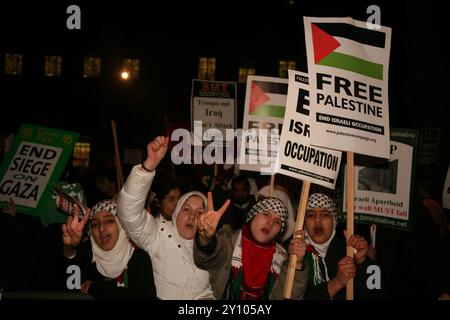 Circa tremila persone si sono riunite fuori Downing Street, Londra, per protestare contro l'occupazione e l'assedio di Gaza. Tra i manifestanti vi erano il Prof. Manuel Hassassian, l'ambasciatore della Palestina nel Regno Unito, gli ebrei Uniti contro il sionismo e gli ebrei per il boicottaggio dei beni israeliani Foto Stock