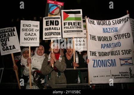 Circa tremila persone si sono riunite fuori Downing Street, Londra, per protestare contro l'occupazione e l'assedio di Gaza. Tra i manifestanti vi erano il Prof. Manuel Hassassian, l'ambasciatore della Palestina nel Regno Unito, gli ebrei Uniti contro il sionismo e gli ebrei per il boicottaggio dei beni israeliani Foto Stock