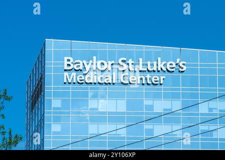 Houston, Texas, Stati Uniti d'America - 3 aprile 2024: Cartello del Baylor St. Luke's Medical Center sull'edificio del Texas Medical Center di Houston, Texas, USA. Foto Stock