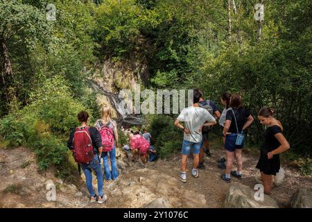 Escursionisti presso la cascata del torrente Bayehon vicino a Ovifat, nelle High Fens. Con un'altezza di 9 metri, è la cascata più alta del Belgio. Wandere Foto Stock