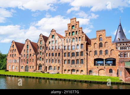 Vista generale del Salzspeicher, un complesso storico di ex magazzini del sale costruito tra il XVI e il XVIII secolo sul fiume trave a Lübeck, Germania. Foto Stock