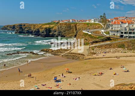 La facciata dell'Oceano Atlantico della città di Zambujeira do Mar sulla costa occidentale del Portogallo Foto Stock