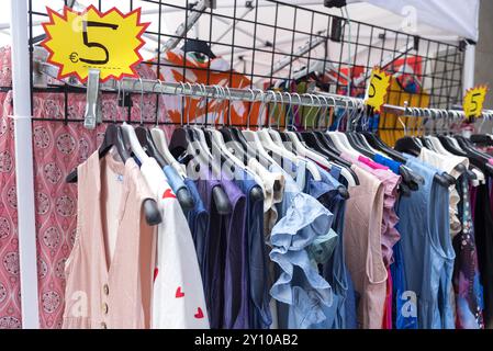 Shopping rail di abbigliamento in vendita per 5 euro (€5) in una città spagnola, Areccife, Lanzarote, Isole Canarie Foto Stock