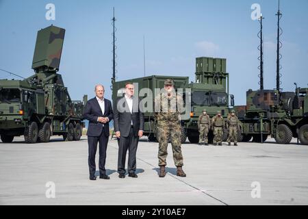 Indienststellung Waffensystem IRIS-T SLM durch Bundeskanzler und Verteidigungsminister bei der Flugabwehrraketengruppe 61 der Bundeswehr a Todendorf - Olaf Scholz, Bundeskanzler, Boris Pistorius, Verteidigungsminister und Generalleutnant Ingo Gerhartz 61 Foto Stock