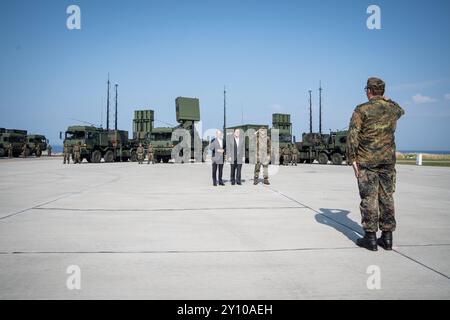 Indienststellung Waffensystem IRIS-T SLM durch Bundeskanzler und Verteidigungsminister bei der Flugabwehrraketengruppe 61 der Bundeswehr a Todendorf - Olaf Scholz, Bundeskanzler, Boris Pistorius, Verteidigungsminister und Generalleutnant Ingo Gerhartz 61 Foto Stock