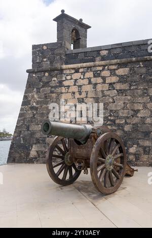 Canone di bronzo situato nel Castillo de San Gabriel, Areccife, Lanzarote, Spagna Foto Stock