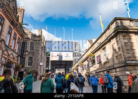 Persone a Castlehill, Royal Mile durante il tatuaggio con l'attrazione turistica Scotch Whisky Experience Edimburgo, Scozia, Regno Unito Foto Stock