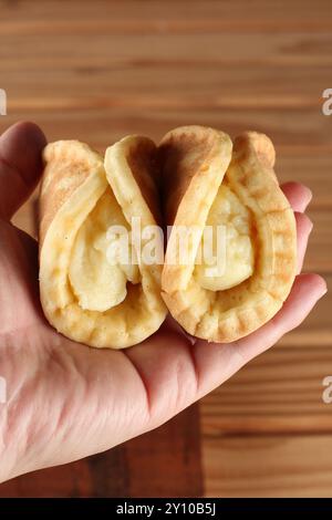 Tipo dorayaki dolce giapponese ripieno di panna Foto Stock