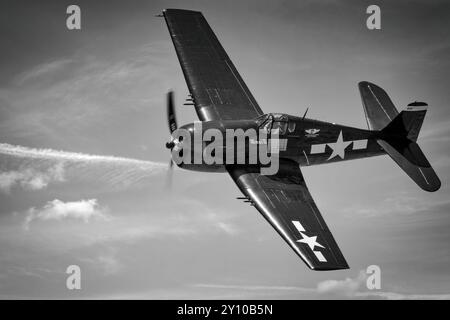 Un F6F Hellcat si esibisce al Legacy of Liberty Airshow del 2024 presso la Holloman Air Force base vicino ad Alamogordo, nel nuovo Messico. Foto Stock