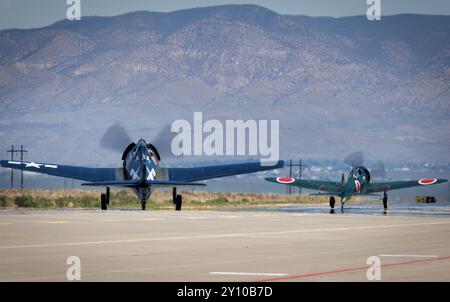 Il leggendario F6 Hellcat e il taxi Zero giapponese per le loro prestazioni al Legacy of Liberty Airshow del 2024 presso la base aerea Holloman vicino ad Alamogordo Foto Stock