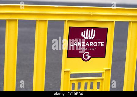 Spagna, Lanzarote, Areccife, Isole Canarie: Cartello segnaletico giallo di segnalazione del porto delle navi da crociera Foto Stock