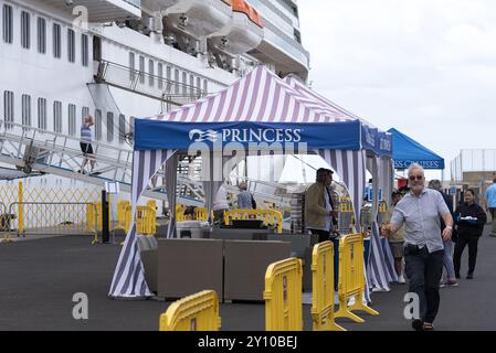 Spagna, Lanzarote, Areccife, Isole Canarie: Porto delle navi da crociera - zona passeggeri Princess Cruises a lato della banchina. Foto Stock