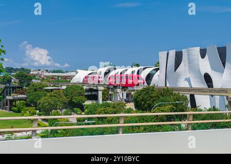 Singapore - 13 giugno 2024: Il Singapore Mass Rapid Train MRT corre su un binario che parte da Sentosa accanto a vivo. L'MRT è il secondo più vecchio, Busie Foto Stock