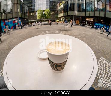 Un grande Pumpkin Spice latte di Starbucks è visto nella piazza di Manhattan West a New York il primo giorno in cui è disponibile, giovedì 22 agosto 2024. La stagione annuale del latte delle spezie di zucca è arrivata con Starbucks che ha lanciato la sua popolare bevanda al caffè aromatizzata la prima nei 21 anni. (© Richard B. Levine) Foto Stock