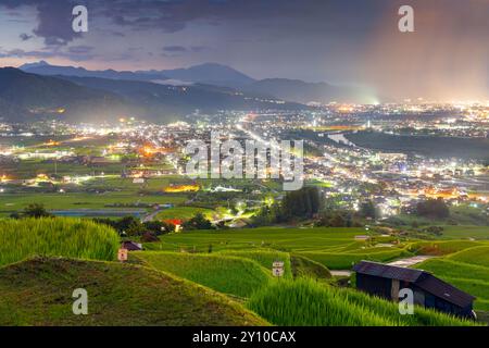 Obasute, Nagano, Giappone terrazze di riso al crepuscolo d'estate. Foto Stock