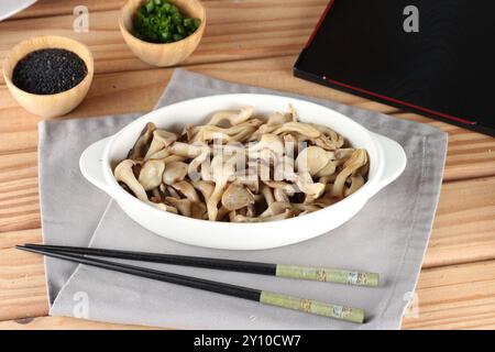 funghi shimeji cotti, presentati sul piatto Foto Stock