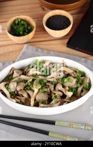 funghi shimeji cotti, presentati sul piatto Foto Stock