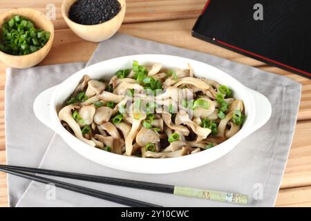 funghi shimeji cotti, presentati sul piatto Foto Stock