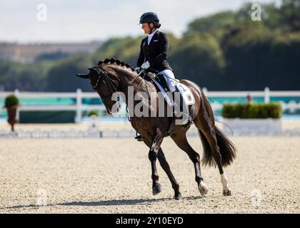 PARIGI, FRANCIA - 04 SETTEMBRE: Isabell Nowak (GER) con il cavallo Siracusa Old durante le competizioni equestri Para (Dressage) al Chaeteau de Versailles dei Giochi Paralimpici estivi di Parigi 2024 il 04 settembre 2024 a Parigi, Francia. (Foto di Mika Volkmann) credito: Mika Volkmann/Alamy Live News Foto Stock