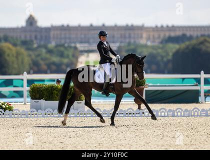 PARIGI, FRANCIA - 04 SETTEMBRE: Isabell Nowak (GER) con il cavallo Siracusa Old durante le competizioni equestri Para (Dressage) al Chaeteau de Versailles dei Giochi Paralimpici estivi di Parigi 2024 il 04 settembre 2024 a Parigi, Francia. (Foto di Mika Volkmann) credito: Mika Volkmann/Alamy Live News Foto Stock