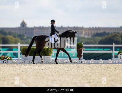 PARIGI, FRANCIA - 04 SETTEMBRE: Isabell Nowak (GER) con il cavallo Siracusa Old durante le competizioni equestri Para (Dressage) al Chaeteau de Versailles dei Giochi Paralimpici estivi di Parigi 2024 il 04 settembre 2024 a Parigi, Francia. (Foto di Mika Volkmann) credito: Mika Volkmann/Alamy Live News Foto Stock