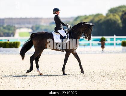 PARIGI, FRANCIA - 04 SETTEMBRE: Isabell Nowak (GER) con il cavallo Siracusa Old durante le competizioni equestri Para (Dressage) al Chaeteau de Versailles dei Giochi Paralimpici estivi di Parigi 2024 il 04 settembre 2024 a Parigi, Francia. (Foto di Mika Volkmann) credito: Mika Volkmann/Alamy Live News Foto Stock