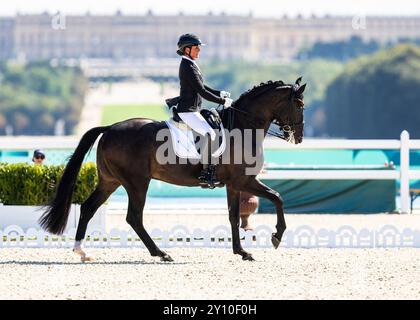 PARIGI, FRANCIA - 04 SETTEMBRE: Isabell Nowak (GER) con il cavallo Siracusa Old durante le competizioni equestri Para (Dressage) al Chaeteau de Versailles dei Giochi Paralimpici estivi di Parigi 2024 il 04 settembre 2024 a Parigi, Francia. (Foto di Mika Volkmann) credito: Mika Volkmann/Alamy Live News Foto Stock