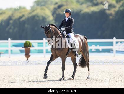 PARIGI, FRANCIA - 04 SETTEMBRE: Isabell Nowak (GER) con il cavallo Siracusa Old durante le competizioni equestri Para (Dressage) al Chaeteau de Versailles dei Giochi Paralimpici estivi di Parigi 2024 il 04 settembre 2024 a Parigi, Francia. (Foto di Mika Volkmann) credito: Mika Volkmann/Alamy Live News Foto Stock