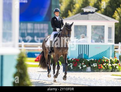 PARIGI, FRANCIA - 04 SETTEMBRE: Isabell Nowak (GER) con il cavallo Siracusa Old durante le competizioni equestri Para (Dressage) al Chaeteau de Versailles dei Giochi Paralimpici estivi di Parigi 2024 il 04 settembre 2024 a Parigi, Francia. (Foto di Mika Volkmann) credito: Mika Volkmann/Alamy Live News Foto Stock