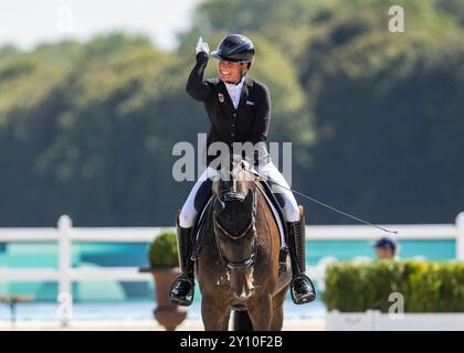 PARIGI, FRANCIA - 04 SETTEMBRE: Isabell Nowak (GER) con il cavallo Siracusa Old celebra dopo le competizioni equestri Para (Dressage) al Chaeteau de Versailles dei Giochi Paralimpici estivi di Parigi 2024 il 04 settembre 2024 a Parigi, Francia. (Foto di Mika Volkmann) credito: Mika Volkmann/Alamy Live News Foto Stock