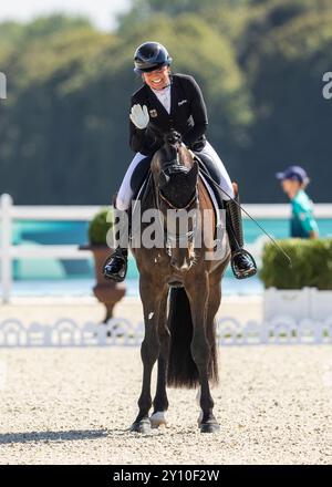 PARIGI, FRANCIA - 04 SETTEMBRE: Isabell Nowak (GER) con il cavallo Siracusa Old celebra dopo le competizioni equestri Para (Dressage) al Chaeteau de Versailles dei Giochi Paralimpici estivi di Parigi 2024 il 04 settembre 2024 a Parigi, Francia. (Foto di Mika Volkmann) credito: Mika Volkmann/Alamy Live News Foto Stock