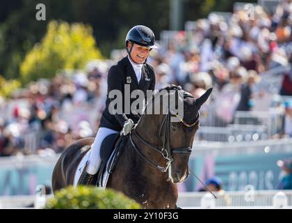 PARIGI, FRANCIA - 04 SETTEMBRE: Isabell Nowak (GER) con il cavallo Siracusa Old celebra dopo le competizioni equestri Para (Dressage) al Chaeteau de Versailles dei Giochi Paralimpici estivi di Parigi 2024 il 04 settembre 2024 a Parigi, Francia. (Foto di Mika Volkmann) credito: Mika Volkmann/Alamy Live News Foto Stock