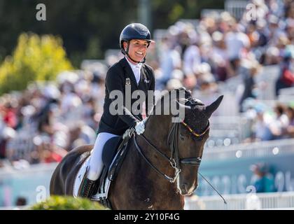 PARIGI, FRANCIA - 04 SETTEMBRE: Isabell Nowak (GER) con il cavallo Siracusa Old celebra dopo le competizioni equestri Para (Dressage) al Chaeteau de Versailles dei Giochi Paralimpici estivi di Parigi 2024 il 04 settembre 2024 a Parigi, Francia. (Foto di Mika Volkmann) credito: Mika Volkmann/Alamy Live News Foto Stock