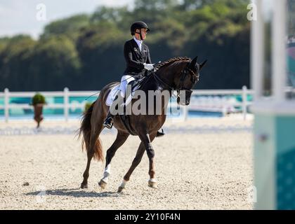 PARIGI, FRANCIA - 04 SETTEMBRE: Regine Mispelkamp (GER) con le delizie del cavallo Highlander durante le competizioni Equestre Para (Dressage) al Chaeteau de Versailles dei Giochi Paralimpici estivi di Parigi 2024 il 4 settembre 2024 a Parigi, Francia. (Foto di Mika Volkmann) credito: Mika Volkmann/Alamy Live News Foto Stock