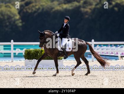 PARIGI, FRANCIA - 04 SETTEMBRE: Regine Mispelkamp (GER) con le delizie del cavallo Highlander durante le competizioni Equestre Para (Dressage) al Chaeteau de Versailles dei Giochi Paralimpici estivi di Parigi 2024 il 4 settembre 2024 a Parigi, Francia. (Foto di Mika Volkmann) credito: Mika Volkmann/Alamy Live News Foto Stock