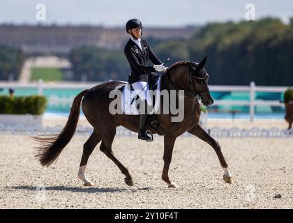 PARIGI, FRANCIA - 04 SETTEMBRE: Regine Mispelkamp (GER) con le delizie del cavallo Highlander durante le competizioni Equestre Para (Dressage) al Chaeteau de Versailles dei Giochi Paralimpici estivi di Parigi 2024 il 4 settembre 2024 a Parigi, Francia. (Foto di Mika Volkmann) credito: Mika Volkmann/Alamy Live News Foto Stock